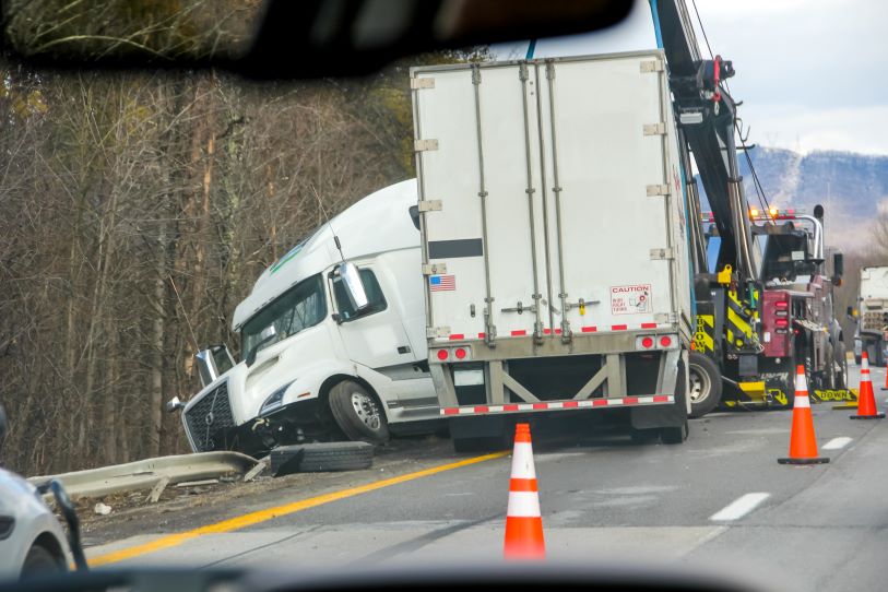 truck accident, GOLDLAW, choose the 2's, 561-222-2222, florida, distracted driving, driver fatigue, speeding, weather, inadequate training, impaired driving, mechanical failures, roadways, rising problem